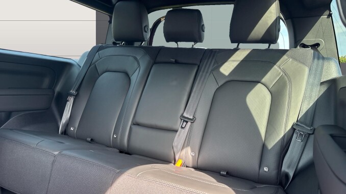 Land Rover Defender 5.0 P525 V8 90 Edition 3dr Auto Petrol Estate - Image 4